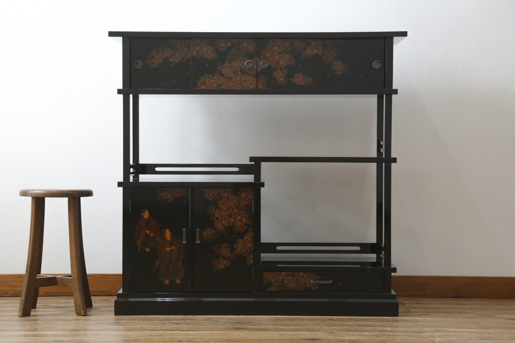 中古　美品　輪島塗り　蒔絵入り　趣ある図柄が目を引く飾り棚(茶棚、戸棚、収納棚)(R-057323)