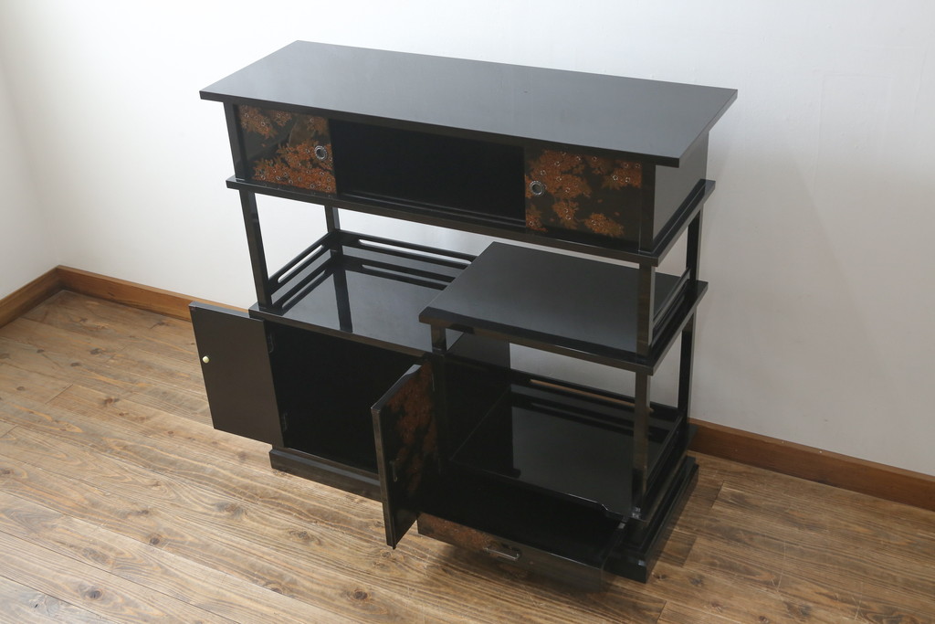 中古　美品　輪島塗り　蒔絵入り　趣ある図柄が目を引く飾り棚(茶棚、戸棚、収納棚)(R-057323)