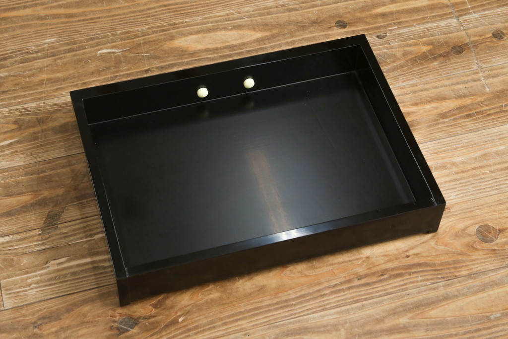 中古　美品　輪島塗り　蒔絵入り　趣ある図柄が目を引く飾り棚(茶棚、戸棚、収納棚)(R-057323)
