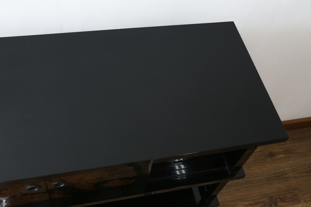 中古　美品　輪島塗り　蒔絵入り　趣ある図柄が目を引く飾り棚(茶棚、戸棚、収納棚)(R-057323)