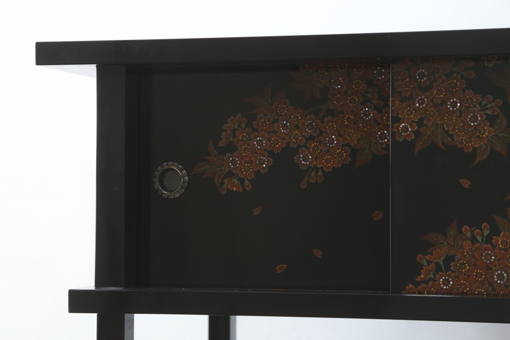 中古　美品　輪島塗り　蒔絵入り　趣ある図柄が目を引く飾り棚(茶棚、戸棚、収納棚)(R-057323)