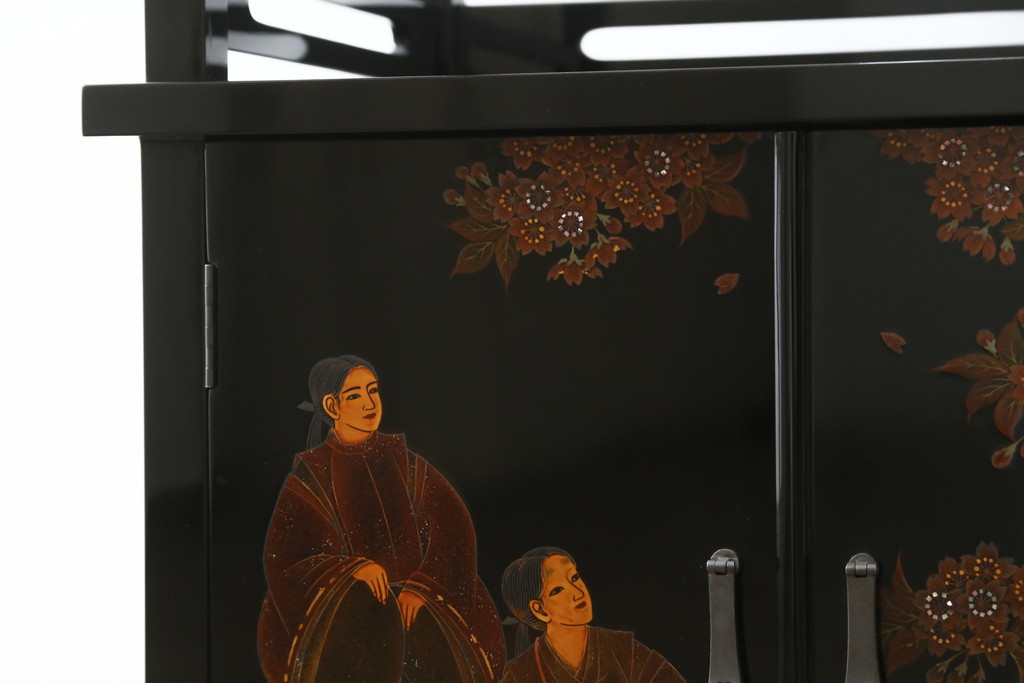 中古　美品　輪島塗り　蒔絵入り　趣ある図柄が目を引く飾り棚(茶棚、戸棚、収納棚)(R-057323)