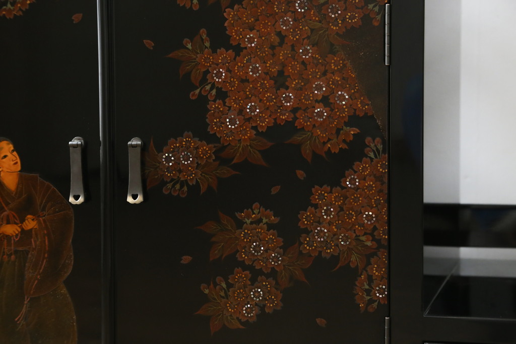 中古　美品　輪島塗り　蒔絵入り　趣ある図柄が目を引く飾り棚(茶棚、戸棚、収納棚)(R-057323)