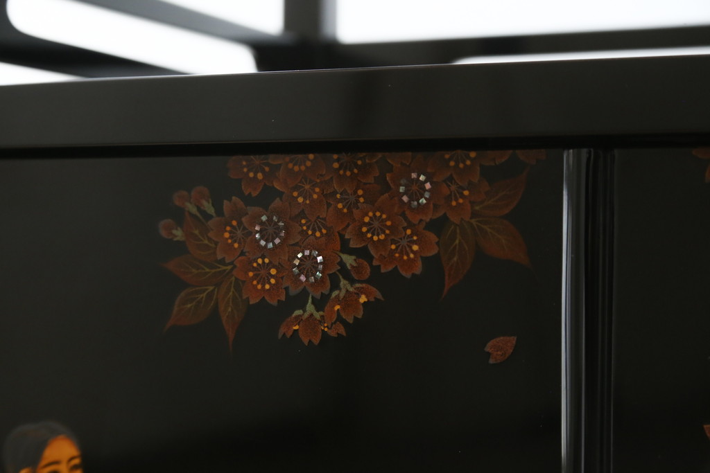 中古　美品　輪島塗り　蒔絵入り　趣ある図柄が目を引く飾り棚(茶棚、戸棚、収納棚)(R-057323)