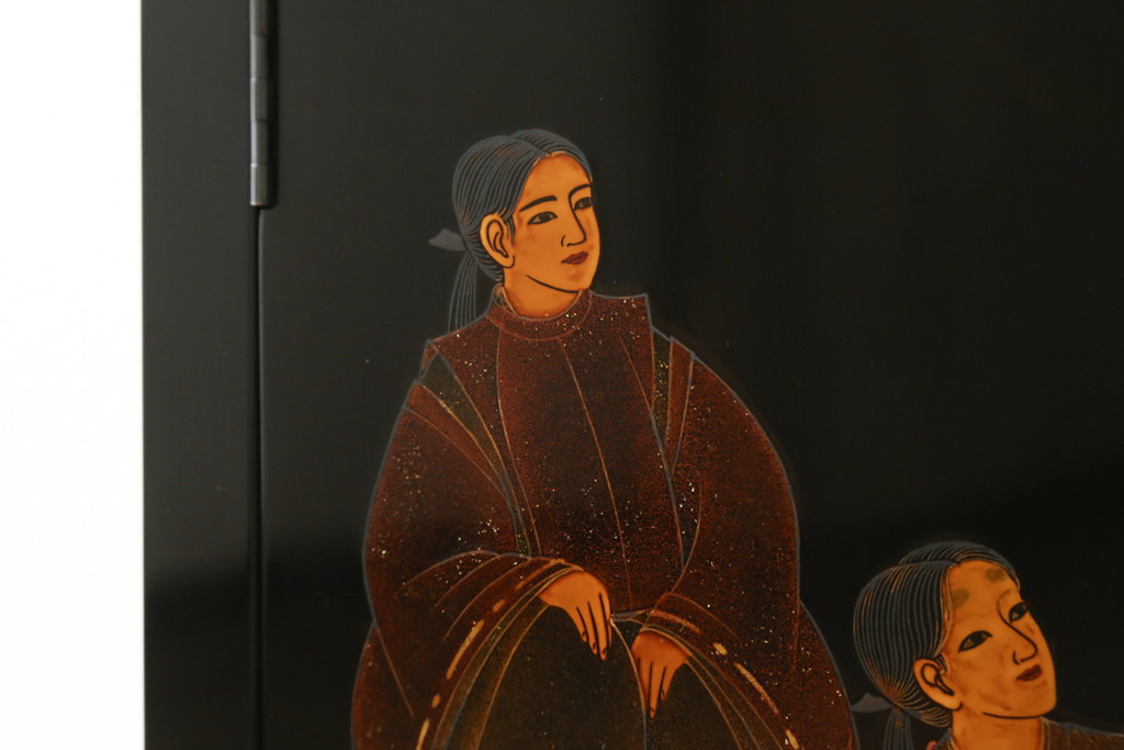 中古　美品　輪島塗り　蒔絵入り　趣ある図柄が目を引く飾り棚(茶棚、戸棚、収納棚)(R-057323)