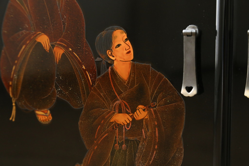 中古　美品　輪島塗り　蒔絵入り　趣ある図柄が目を引く飾り棚(茶棚、戸棚、収納棚)(R-057323)