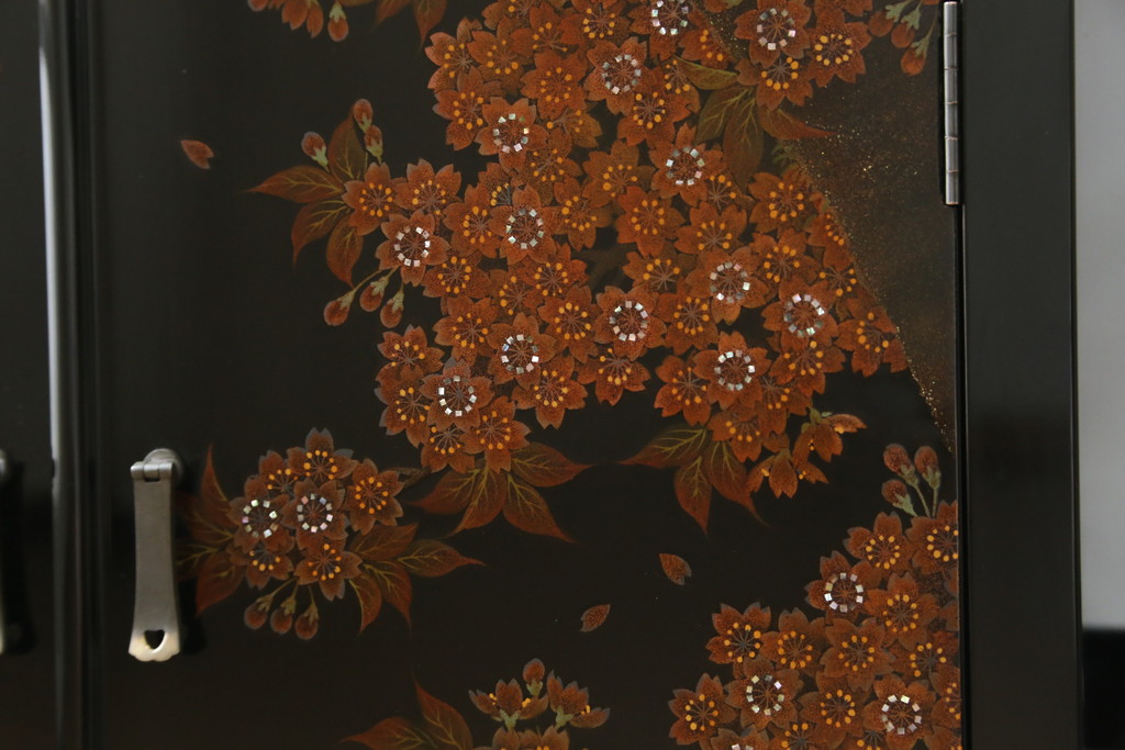 中古　美品　輪島塗り　蒔絵入り　趣ある図柄が目を引く飾り棚(茶棚、戸棚、収納棚)(R-057323)