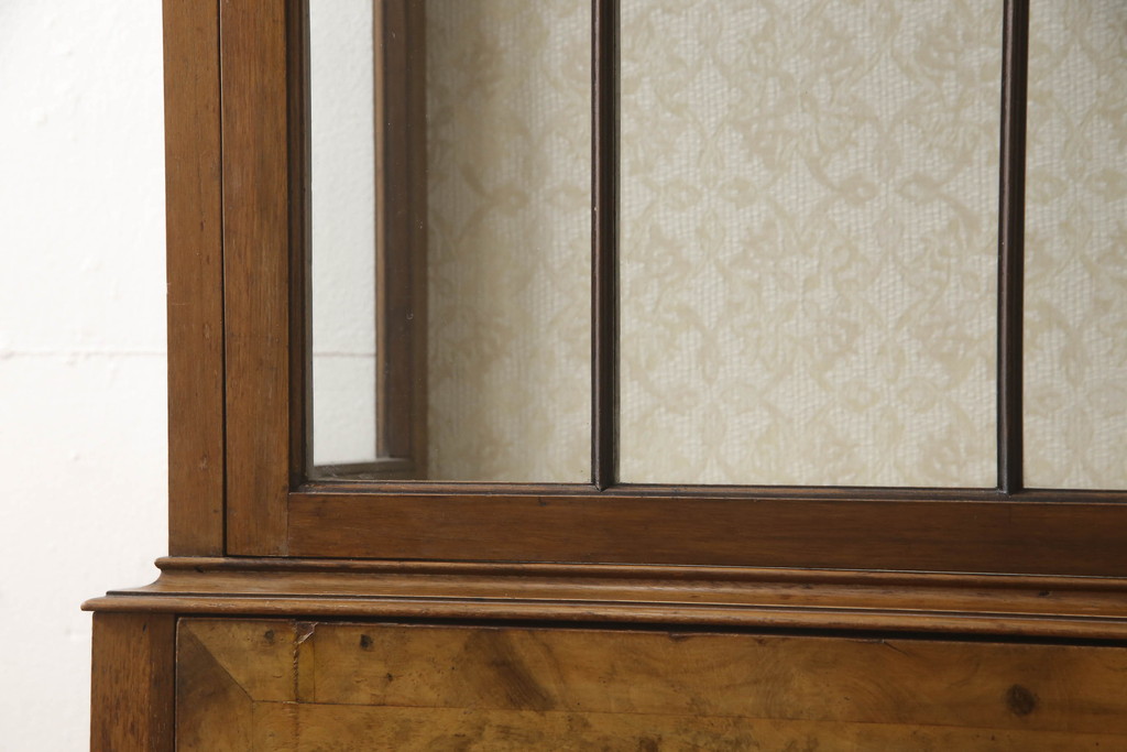イギリスアンティーク　ウォールナット材の杢目が魅力的なキャビネット(キュリオケース、ガラスケース、ショーケース、戸棚、収納棚、飾り棚)(R-063257)