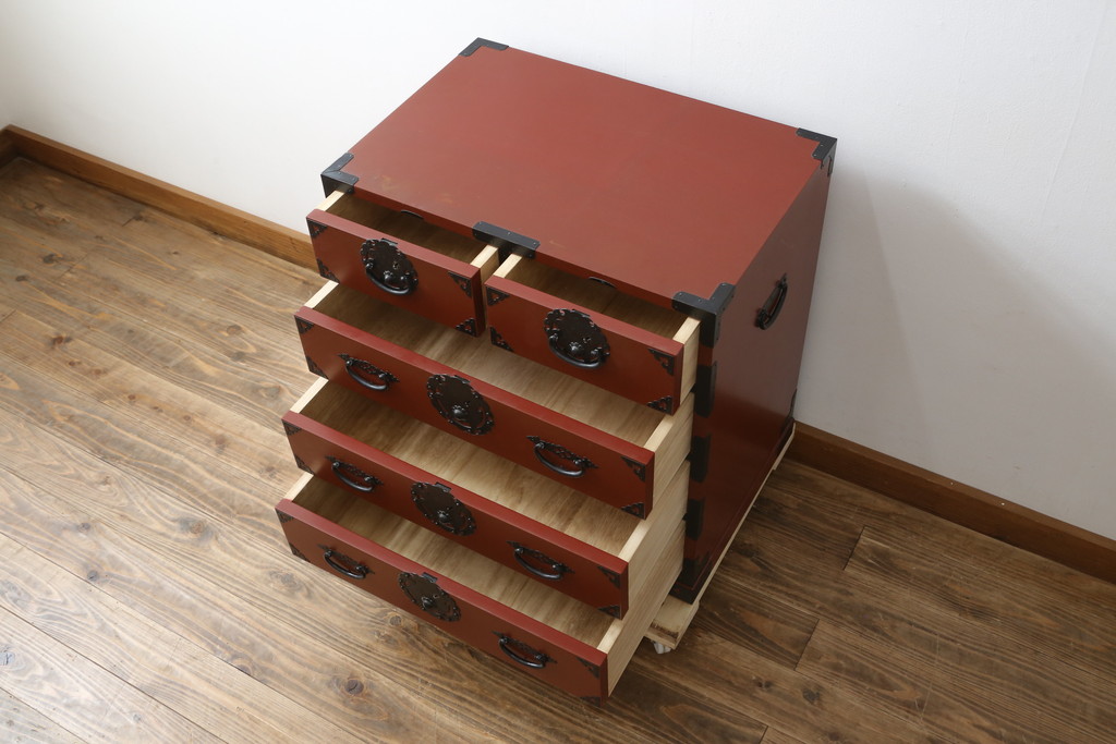  中古　美品　落ち着いた色合いの朱塗りが魅力的な米沢小箪笥(米沢箪笥、衣装箪笥、和タンス、収納たんす、民芸箪笥、チェスト、引き出し)(R-082208)