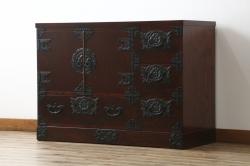 中古　岩谷堂箪笥　漆塗り　品の良い牡丹の金具が魅力の扉付きチェスト(サイドボード、テレビ台、テレビボード、リビングボード、引き出し、収納棚、戸棚、収納箪笥、和箪笥)(定価約65万円)(R-067011)