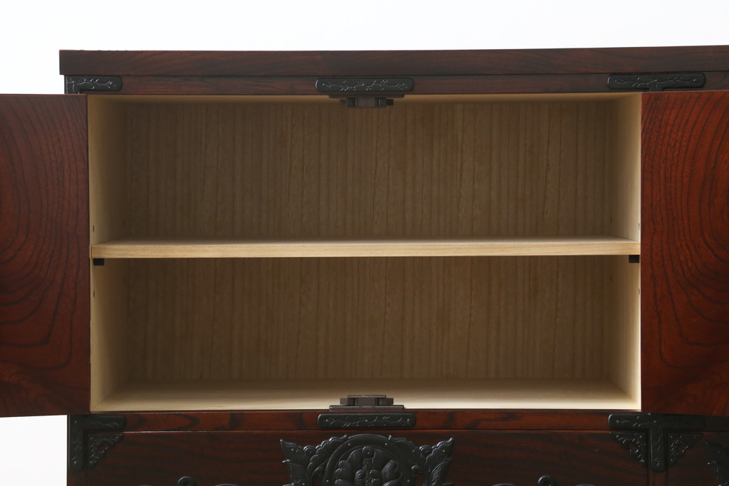 中古　岩谷堂箪笥　漆塗り　品の良い牡丹の金具が魅力の扉付きチェスト(サイドボード、テレビ台、テレビボード、リビングボード、引き出し、収納棚、戸棚、収納箪笥、和箪笥)(定価約65万円)(R-067011)