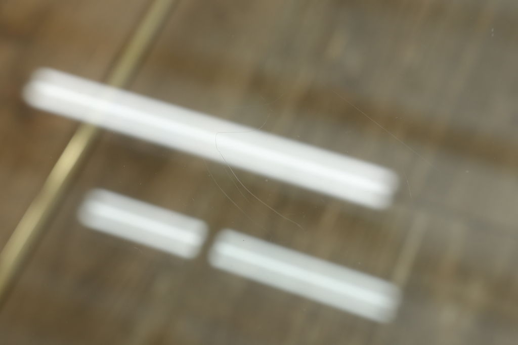 中古　イタリア製　サァラ麻布取扱い　ORSENIGO(オルセニゴ)　天板・棚板ガラス製　洗練されたスタイリッシュなデザインが魅力的なセンターテーブル(ローテーブル、リビングテーブル、ガラステーブル)(定価約36万円)(R-054325)