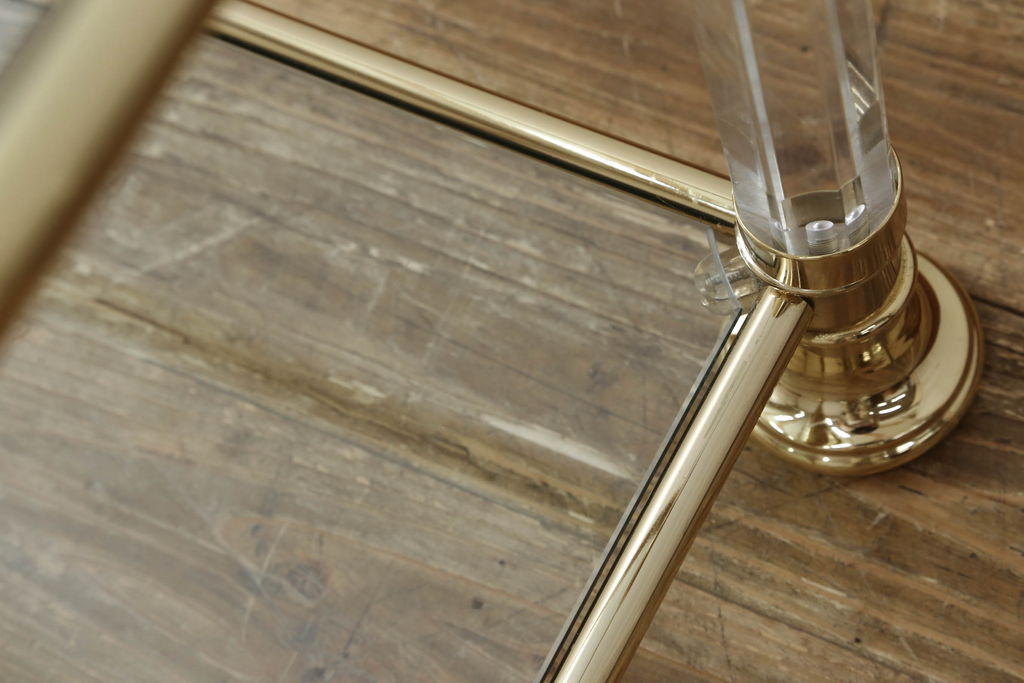 中古　イタリア製　サァラ麻布取扱い　ORSENIGO(オルセニゴ)　天板・棚板ガラス製　洗練されたスタイリッシュなデザインが魅力的なセンターテーブル(ローテーブル、リビングテーブル、ガラステーブル)(定価約36万円)(R-054325)