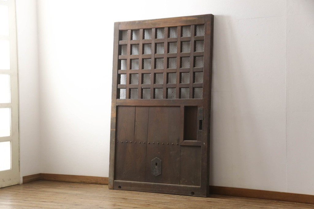 アンティーク建具　総欅(ケヤキ)材　重厚感のある佇まいが魅力のマス目(升目)格子蔵戸1枚(きつね格子、狐格子、玄関戸、格子戸、引き戸)(R-066224)