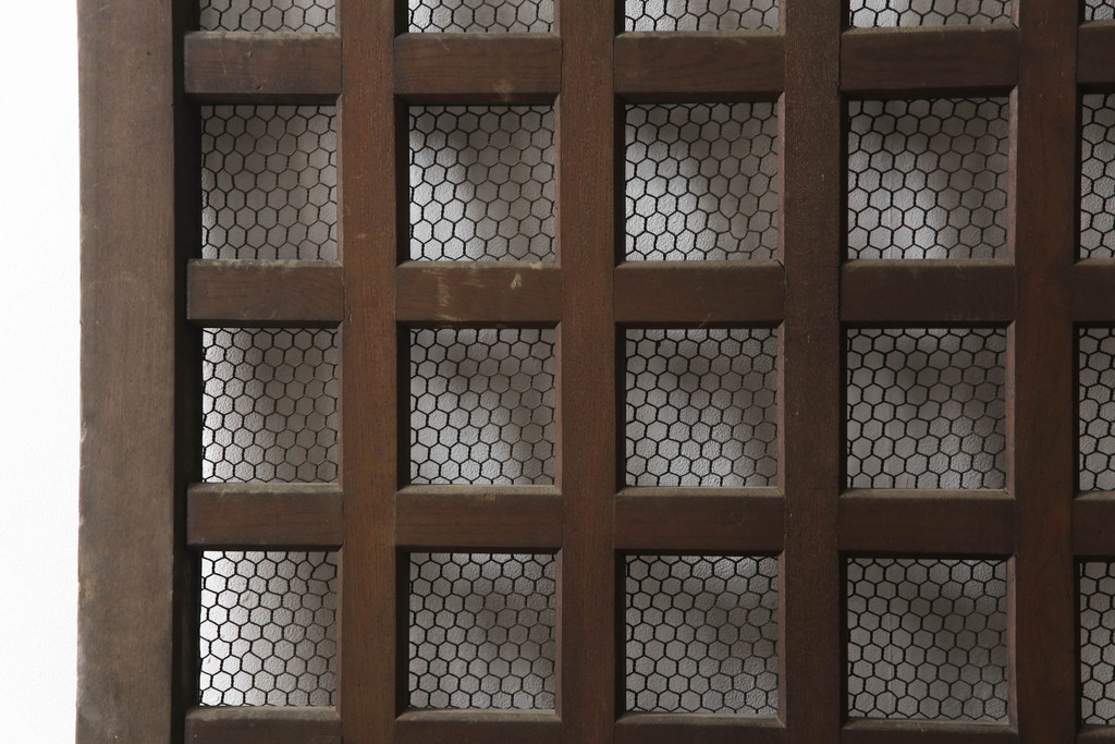アンティーク建具　総欅(ケヤキ)材　重厚感のある佇まいが魅力のマス目(升目)格子蔵戸1枚(きつね格子、狐格子、玄関戸、格子戸、引き戸)(R-066224)
