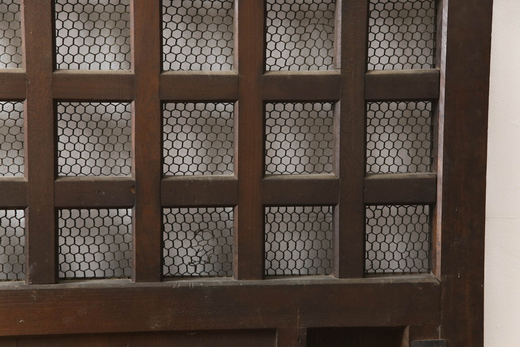 アンティーク建具　総欅(ケヤキ)材　重厚感のある佇まいが魅力のマス目(升目)格子蔵戸1枚(きつね格子、狐格子、玄関戸、格子戸、引き戸)(R-066224)