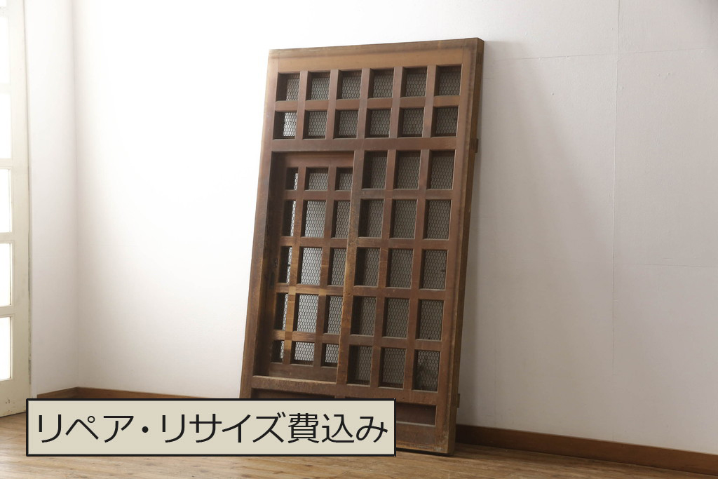アンティーク建具　ヒノキ(檜)材　時を経た風合いが魅力的な升目(マス目)格子のくぐり戸1枚(きつね格子、狐格子、蔵戸、玄関戸、ガラス戸、引き戸)(R-066225)