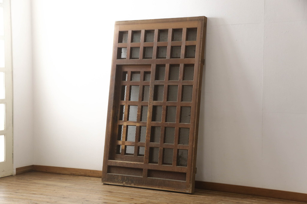 アンティーク建具　ヒノキ(檜)材　時を経た風合いが魅力的な升目(マス目)格子のくぐり戸1枚(きつね格子、狐格子、蔵戸、玄関戸、ガラス戸、引き戸)(R-066225)