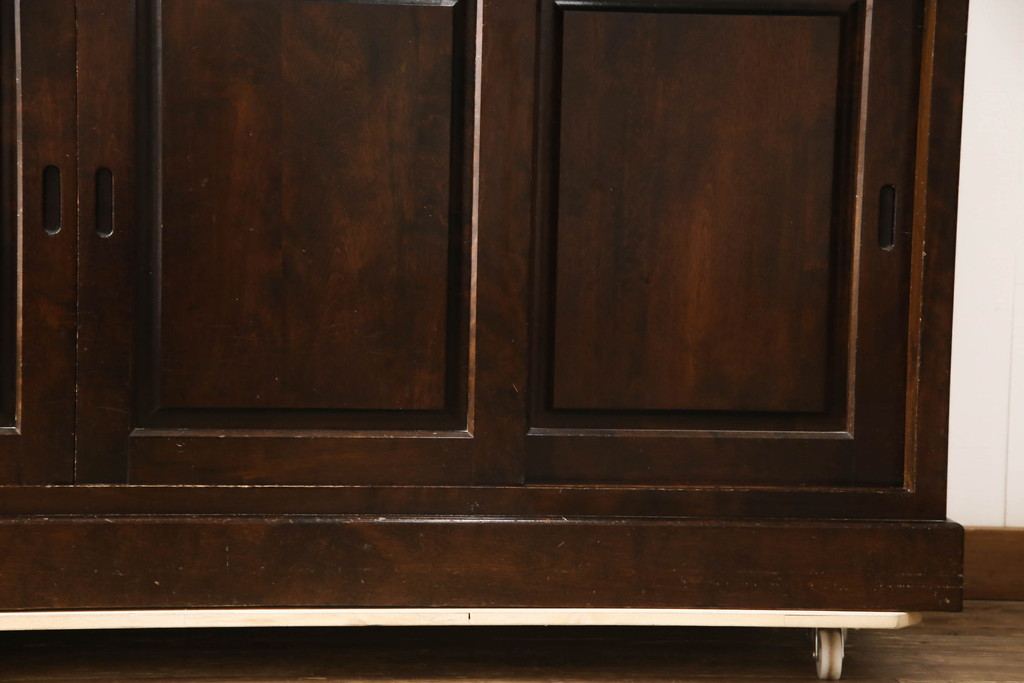 中古　九州民芸家具　整然と並ぶ縦桟引き戸が和モダンな雰囲気を醸し出す食器棚(収納棚、戸棚、キャビネット)(定価約90万円)(R-067443)