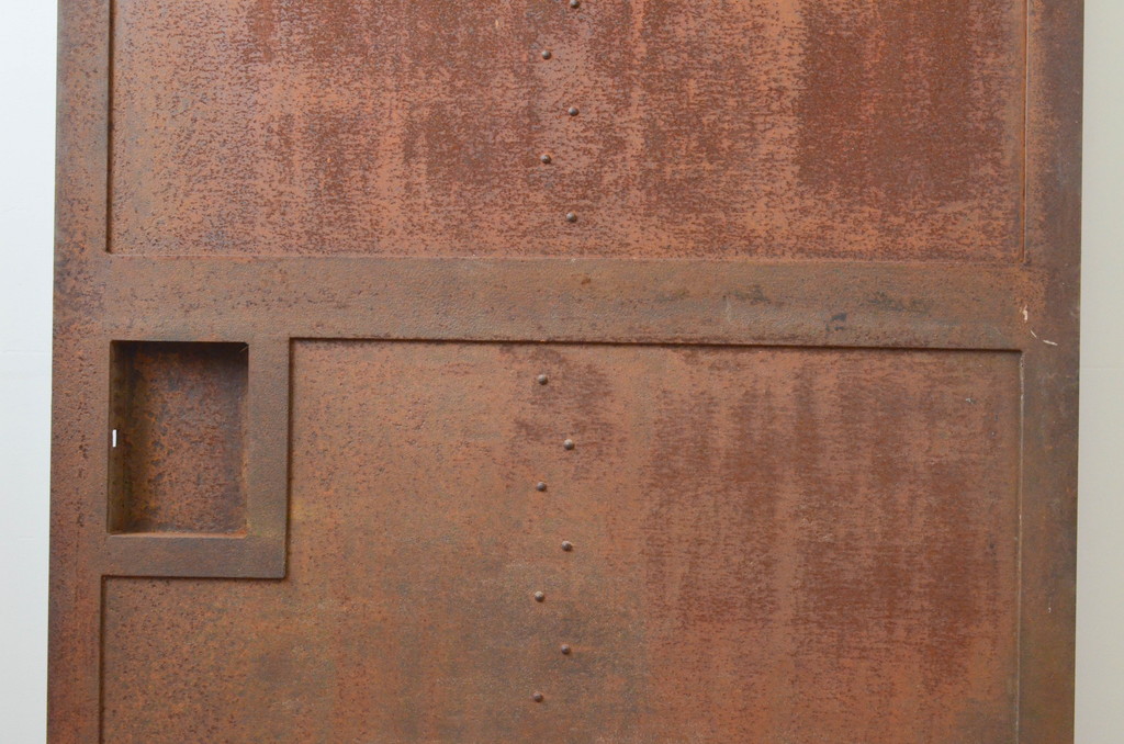 アンティーク建具　激レアデザイン　希少!重厚感ある佇まいが目を惹く鉄製の蔵戸1枚(鉄扉、玄関戸、引き戸)(R-066786)