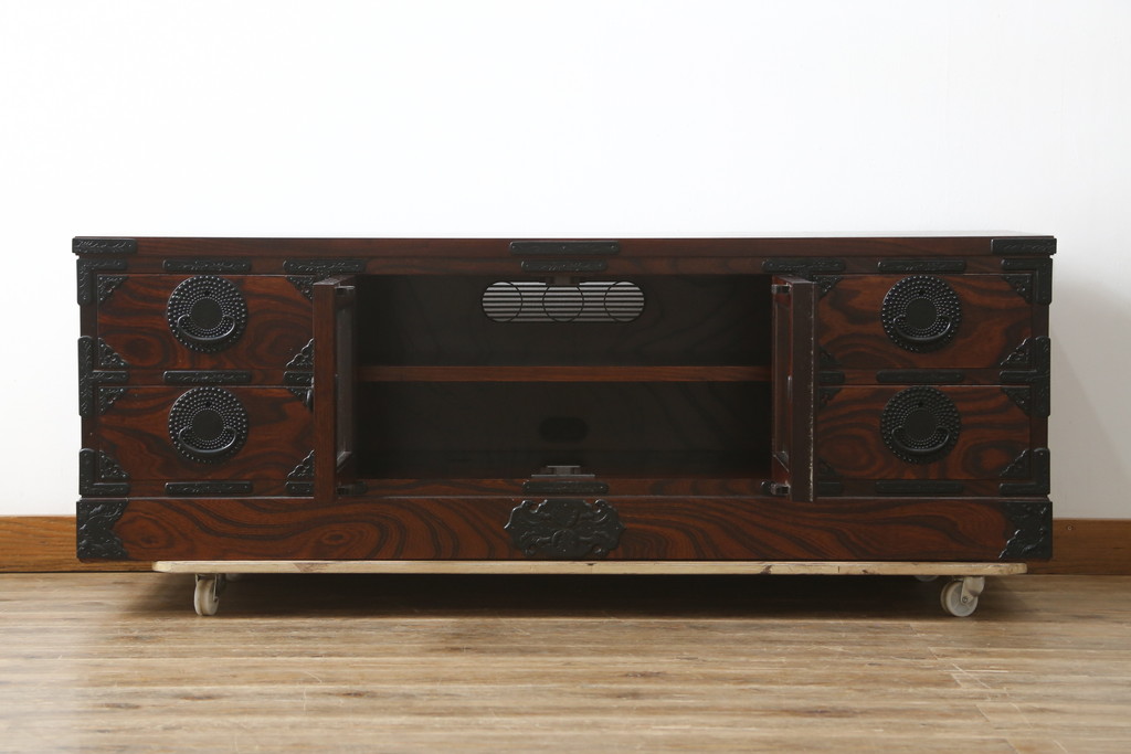中古　美品　岩谷堂箪笥　どっしりとした重厚感ある佇まいが魅力的なテレビ台(ローボード、収納棚、戸棚、リビングボード、テレビボード、テレビ台)(定価約45万円)(R-082214)