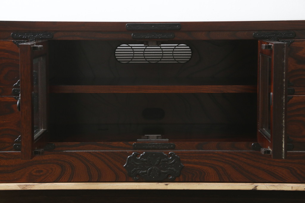 中古　美品　岩谷堂箪笥　どっしりとした重厚感ある佇まいが魅力的なテレビ台(ローボード、収納棚、戸棚、リビングボード、テレビボード、テレビ台)(定価約45万円)(R-082214)