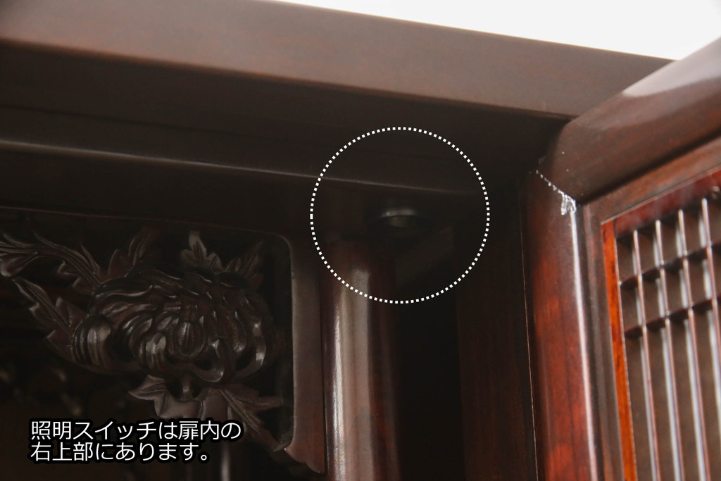 お仏壇をコンパクトにリメイク!下段はまるごとカットし、上段のみ活用。扉を2枚の観音開き仕様へ加工し、表面:オリジナルの装飾/間:すりガラス/裏面:格子の三重構造に。