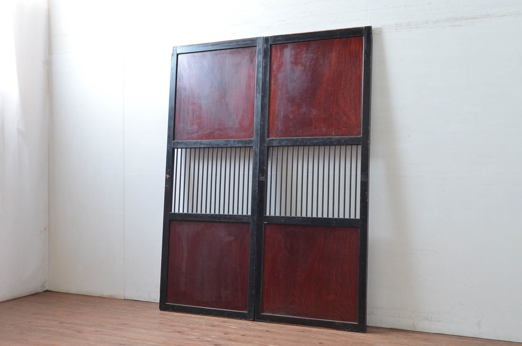 アンティーク建具　激レア!!　鏡板欅(ケヤキ)材　一枚板　鉄格子入り　漆塗りが上品な和の雰囲気を醸し出す裏ガラス入り幅狭格子帯戸2枚セット(引き戸、建具)(R-081045)