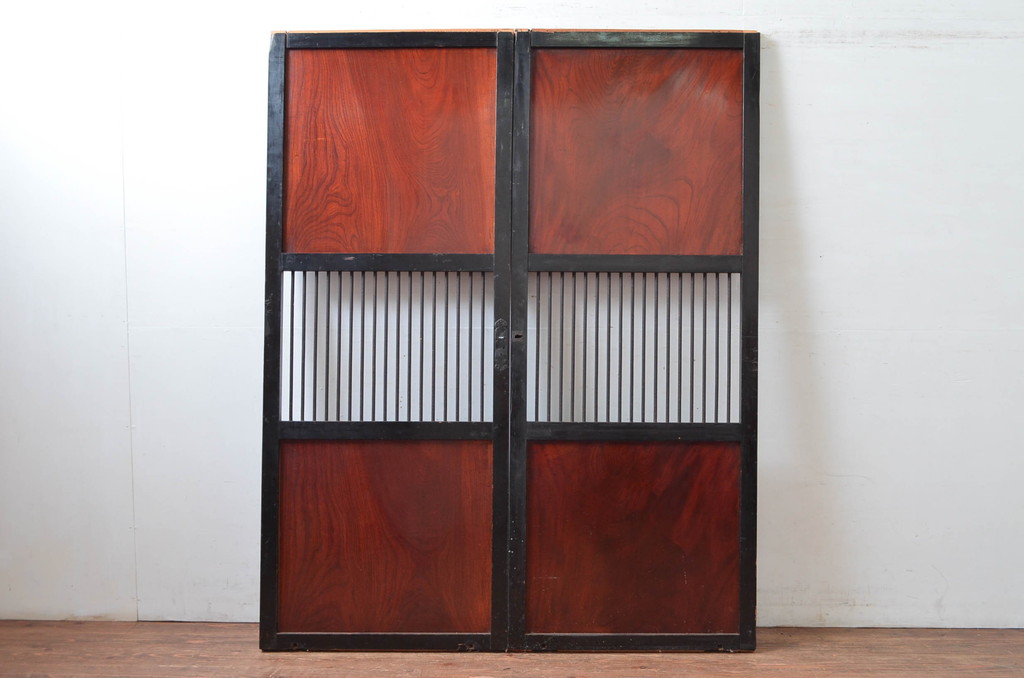 アンティーク建具　激レア!!　鏡板欅(ケヤキ)材　一枚板　鉄格子入り　漆塗りが上品な和の雰囲気を醸し出す裏ガラス入り幅狭格子帯戸2枚セット(引き戸、建具)(R-081045)