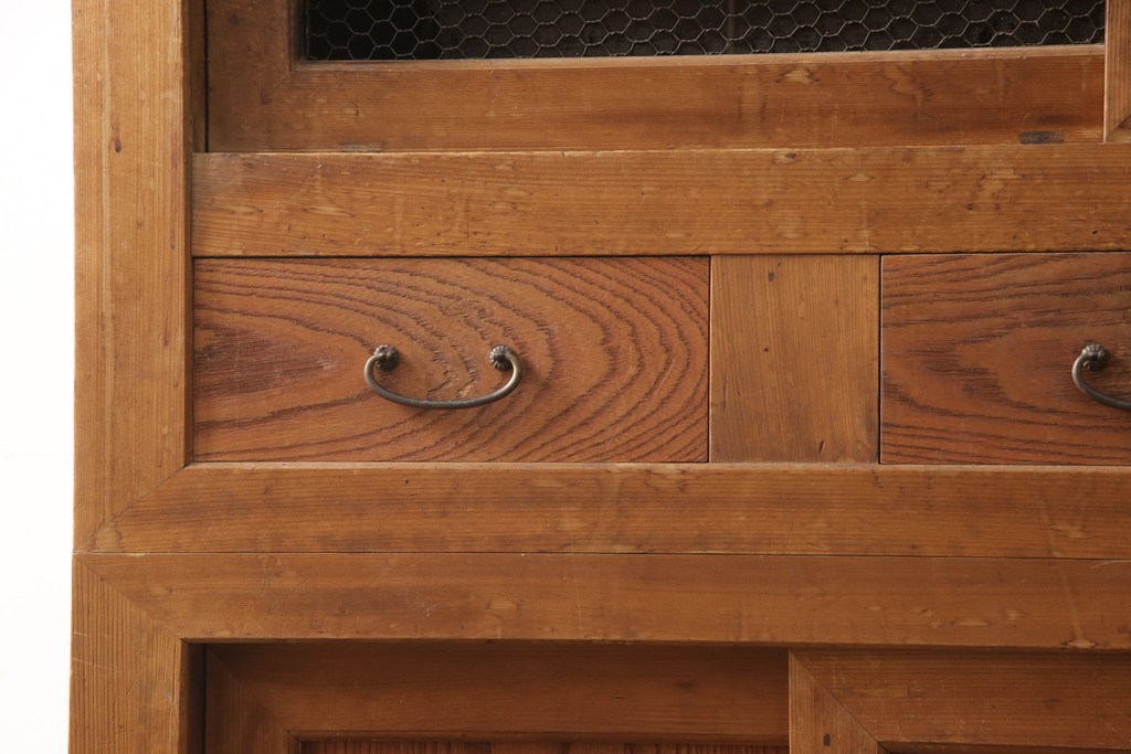 和製アンティーク　前面ケヤキ材・ヒノキ材　和の雰囲気を盛り上げる水屋箪笥サイドボード(食器棚、戸棚、収納棚、キャビネット)(R-057697)