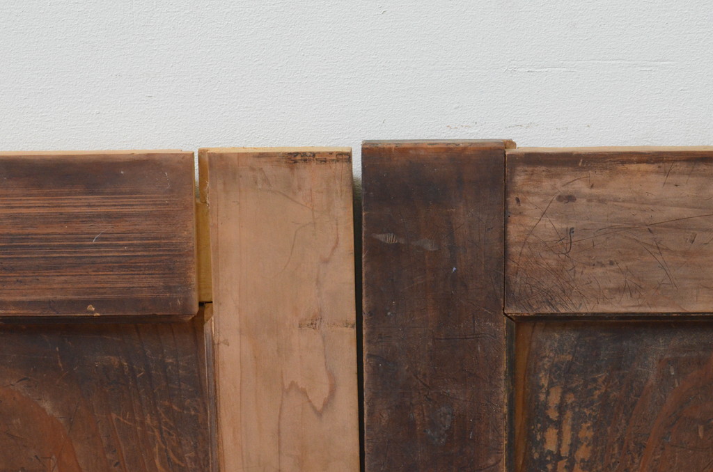 アンティーク建具　杉材　一枚板　時代の流れを感じさせる木味が魅力の板戸窓2枚セット(引き戸)(R-067819)