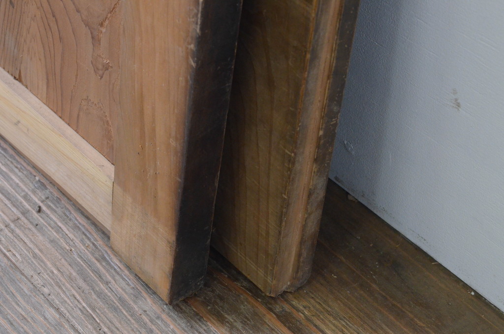 アンティーク建具　杉材　一枚板　時代の流れを感じさせる木味が魅力の板戸窓2枚セット(引き戸)(R-067819)