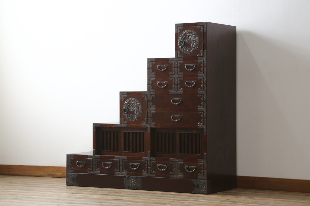 中古　岩谷堂箪笥　欅(ケヤキ)材　前面玉杢仕様　伝統工芸士「菊広」作　雲龍紋の手打ち金具が目を惹く階段箪笥(和箪笥、収納箪笥、引き出し)(定価約140万円)(R-070836)