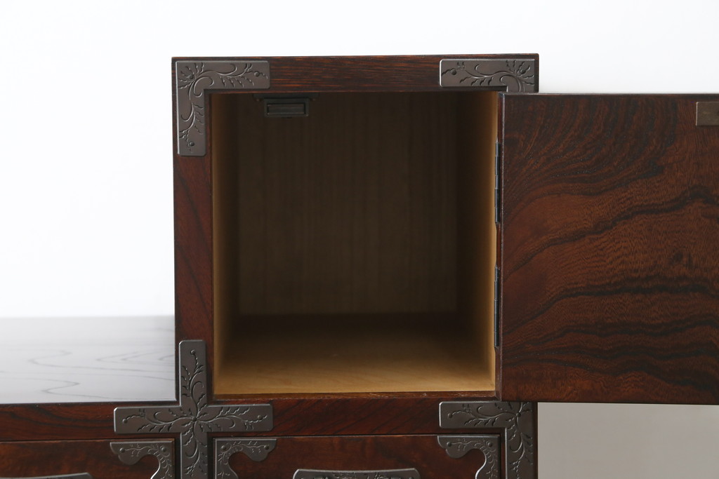 中古　岩谷堂箪笥　欅(ケヤキ)材　前面玉杢仕様　伝統工芸士「菊広」作　雲龍紋の手打ち金具が目を惹く階段箪笥(和箪笥、収納箪笥、引き出し)(定価約140万円)(R-070836)