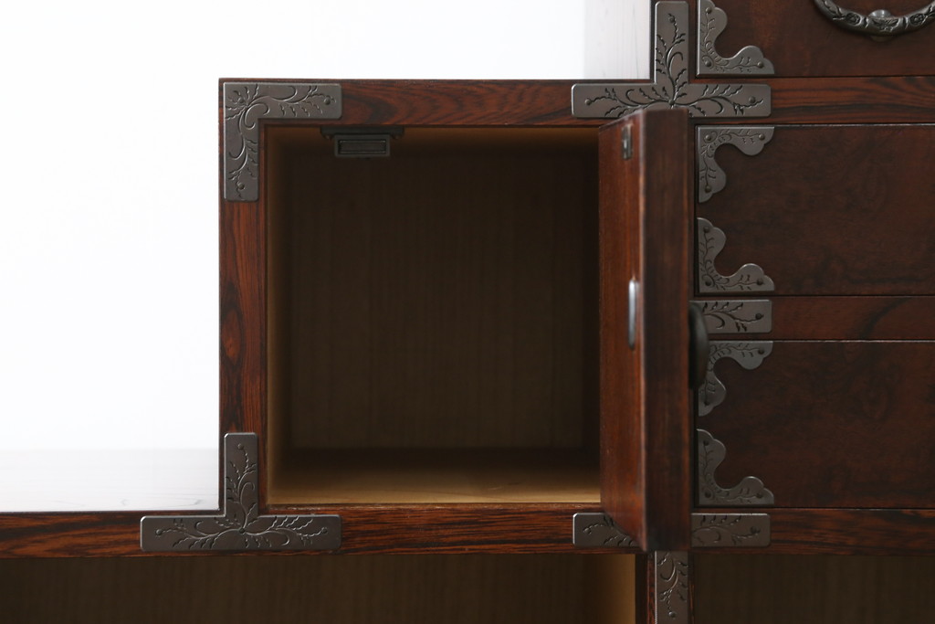 中古　岩谷堂箪笥　欅(ケヤキ)材　前面玉杢仕様　伝統工芸士「菊広」作　雲龍紋の手打ち金具が目を惹く階段箪笥(和箪笥、収納箪笥、引き出し)(定価約140万円)(R-070836)
