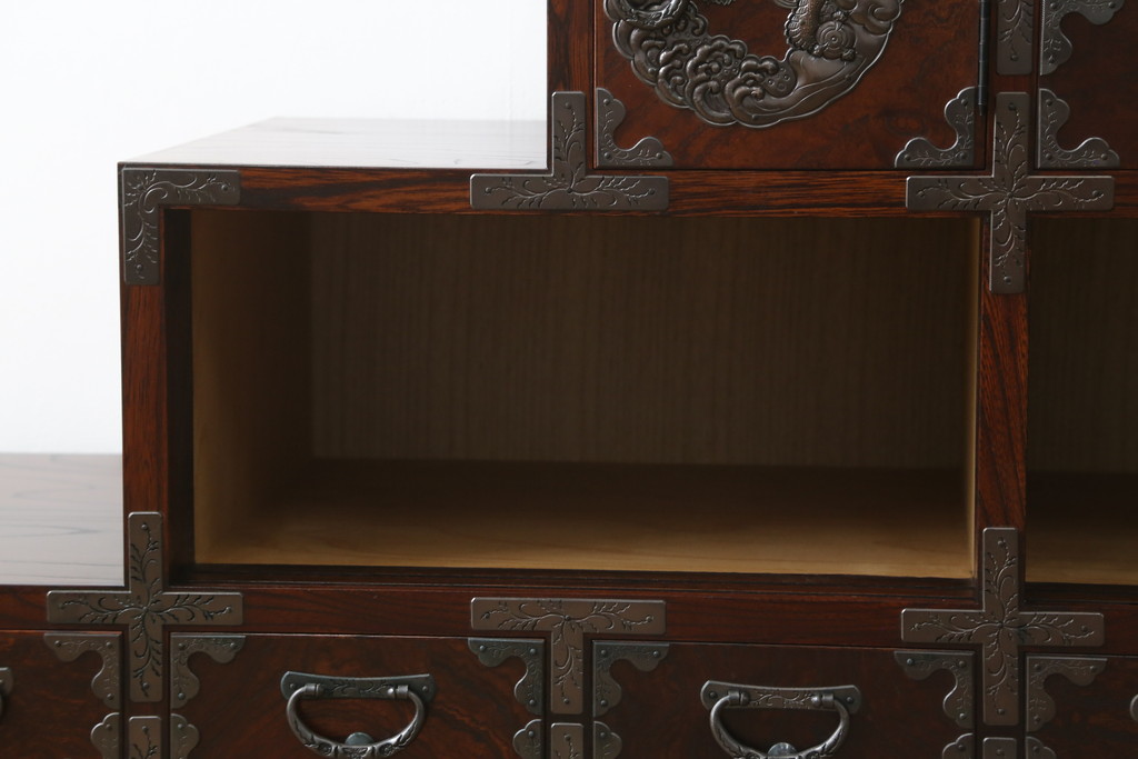 中古　岩谷堂箪笥　欅(ケヤキ)材　前面玉杢仕様　伝統工芸士「菊広」作　雲龍紋の手打ち金具が目を惹く階段箪笥(和箪笥、収納箪笥、引き出し)(定価約140万円)(R-070836)