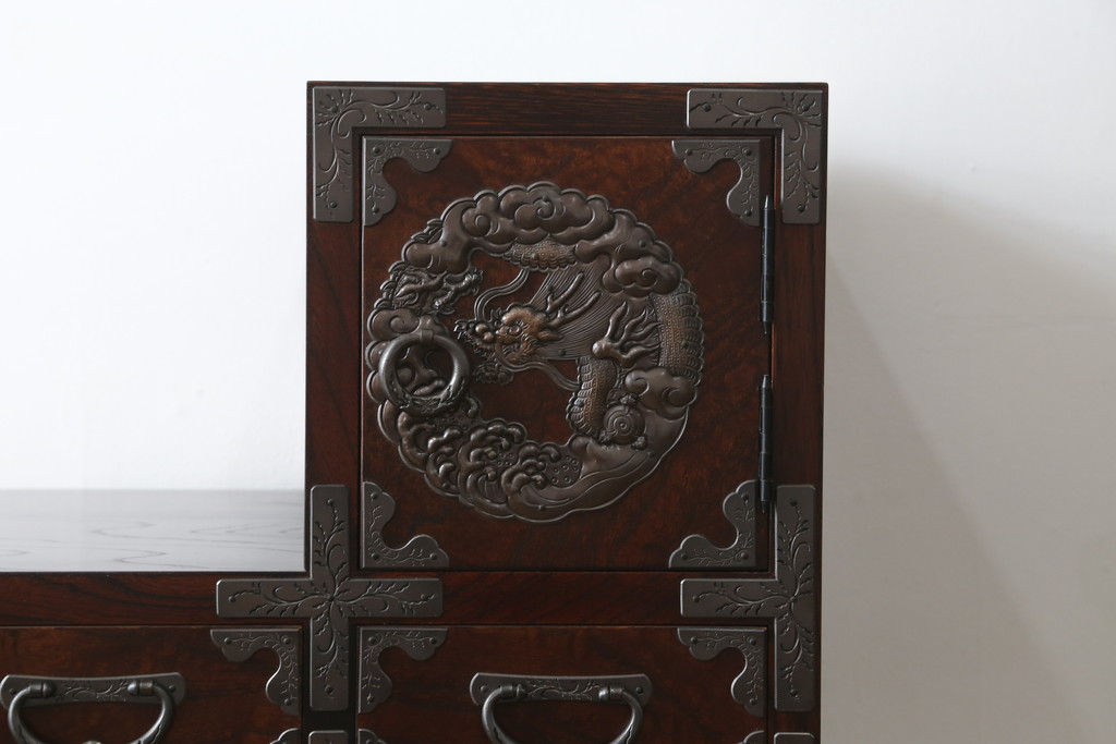 中古　岩谷堂箪笥　欅(ケヤキ)材　前面玉杢仕様　伝統工芸士「菊広」作　雲龍紋の手打ち金具が目を惹く階段箪笥(和箪笥、収納箪笥、引き出し)(定価約140万円)(R-070836)