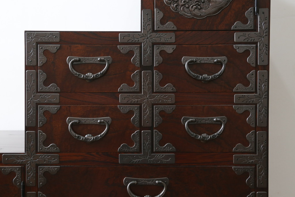 中古　岩谷堂箪笥　欅(ケヤキ)材　前面玉杢仕様　伝統工芸士「菊広」作　雲龍紋の手打ち金具が目を惹く階段箪笥(和箪笥、収納箪笥、引き出し)(定価約140万円)(R-070836)