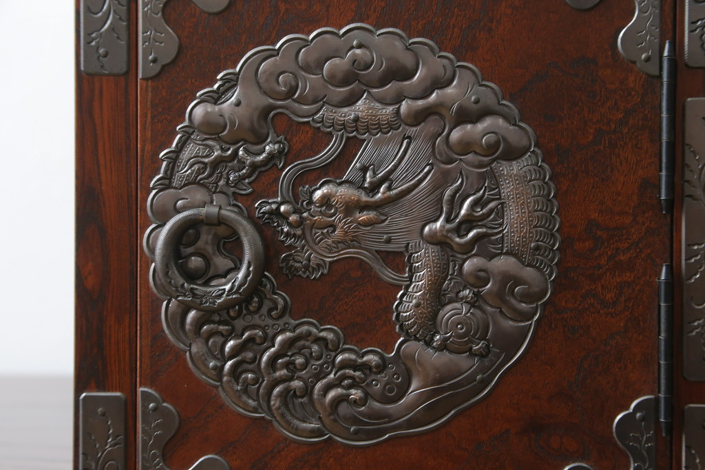 中古　岩谷堂箪笥　欅(ケヤキ)材　前面玉杢仕様　伝統工芸士「菊広」作　雲龍紋の手打ち金具が目を惹く階段箪笥(和箪笥、収納箪笥、引き出し)(定価約140万円)(R-070836)