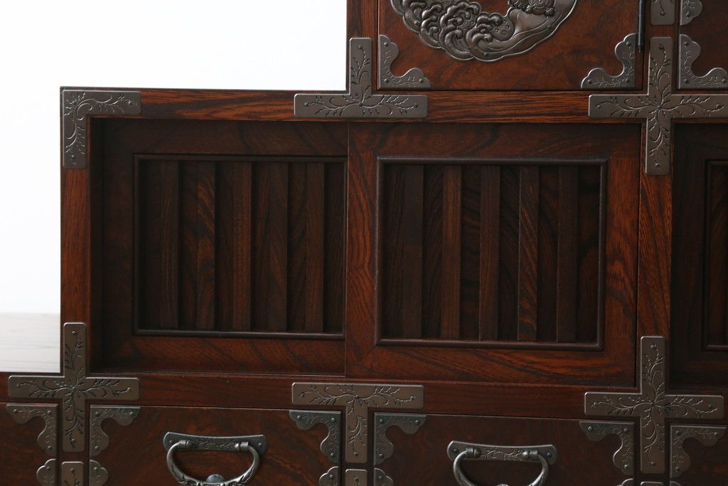 中古　岩谷堂箪笥　欅(ケヤキ)材　前面玉杢仕様　伝統工芸士「菊広」作　雲龍紋の手打ち金具が目を惹く階段箪笥(和箪笥、収納箪笥、引き出し)(定価約140万円)(R-070836)