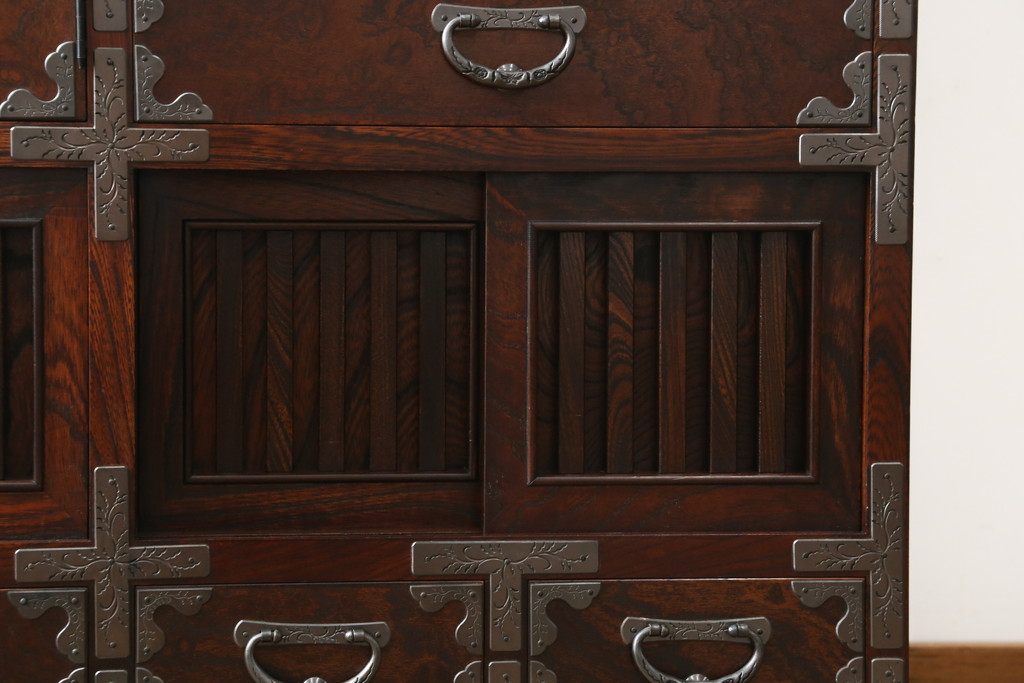 中古　岩谷堂箪笥　欅(ケヤキ)材　前面玉杢仕様　伝統工芸士「菊広」作　雲龍紋の手打ち金具が目を惹く階段箪笥(和箪笥、収納箪笥、引き出し)(定価約140万円)(R-070836)