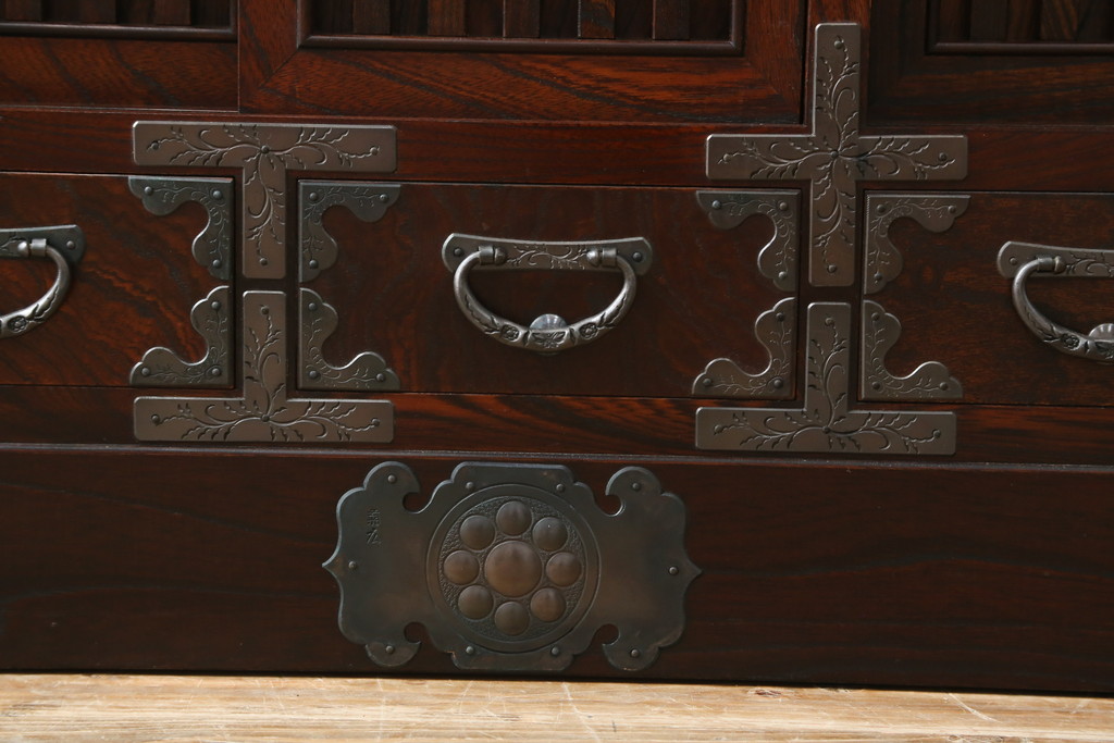 中古　岩谷堂箪笥　欅(ケヤキ)材　前面玉杢仕様　伝統工芸士「菊広」作　雲龍紋の手打ち金具が目を惹く階段箪笥(和箪笥、収納箪笥、引き出し)(定価約140万円)(R-070836)