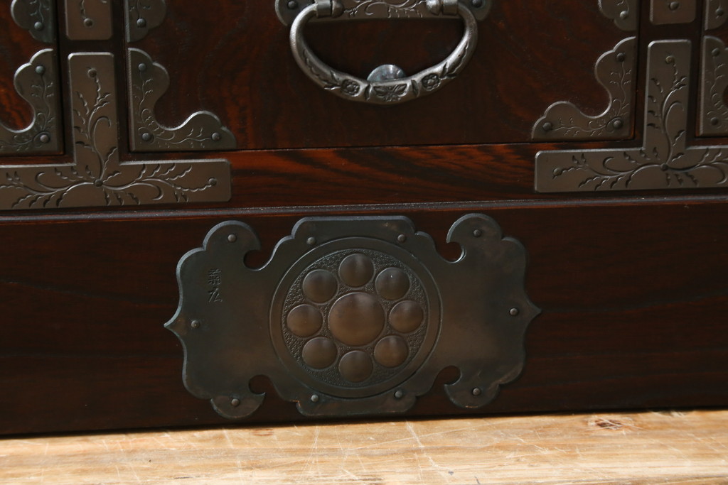 中古　岩谷堂箪笥　欅(ケヤキ)材　前面玉杢仕様　伝統工芸士「菊広」作　雲龍紋の手打ち金具が目を惹く階段箪笥(和箪笥、収納箪笥、引き出し)(定価約140万円)(R-070836)