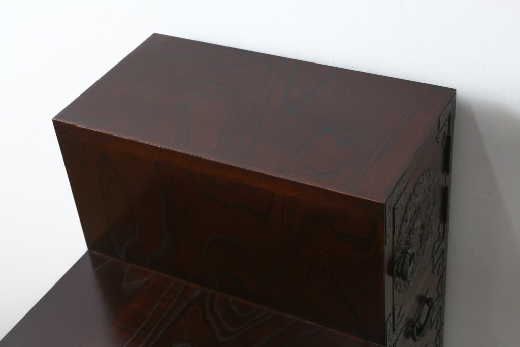 中古　岩谷堂箪笥　欅(ケヤキ)材　前面玉杢仕様　伝統工芸士「菊広」作　雲龍紋の手打ち金具が目を惹く階段箪笥(和箪笥、収納箪笥、引き出し)(定価約140万円)(R-070836)