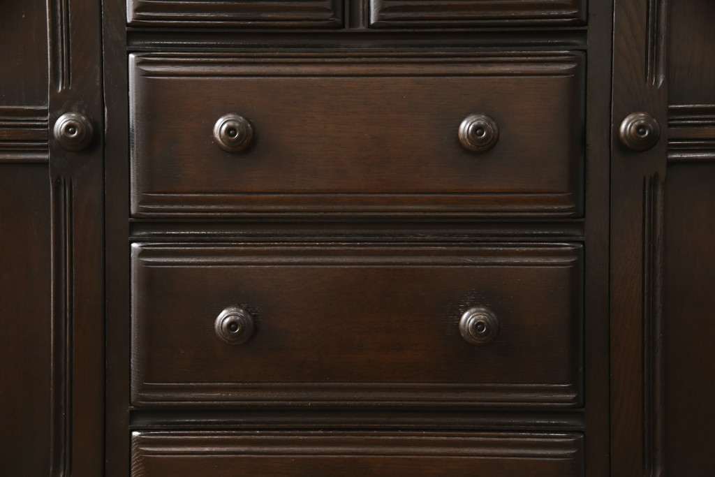イギリスヴィンテージ　ERCOL(アーコール)　ニレ材　温かみのある木肌が魅力のクラシカルなサイドボード(収納棚、戸棚、キャビネット、ビンテージ)(R-050199)