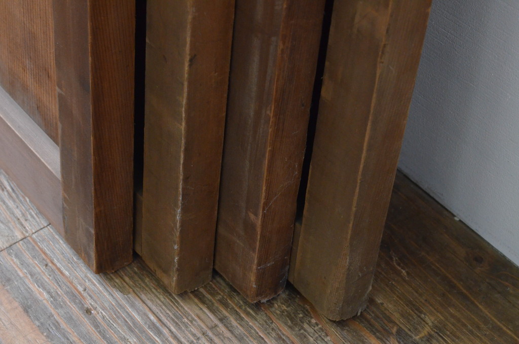 アンティーク建具　経年を感じさせる木味が魅力の小さな板戸窓4枚セット(引き戸)(R-067758)