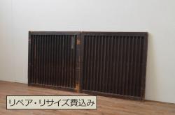 アンティーク建具　栗材・松材　整然と並ぶ縦桟が和モダンな印象の蔵戸(引き戸、玄関戸)(R-049102)