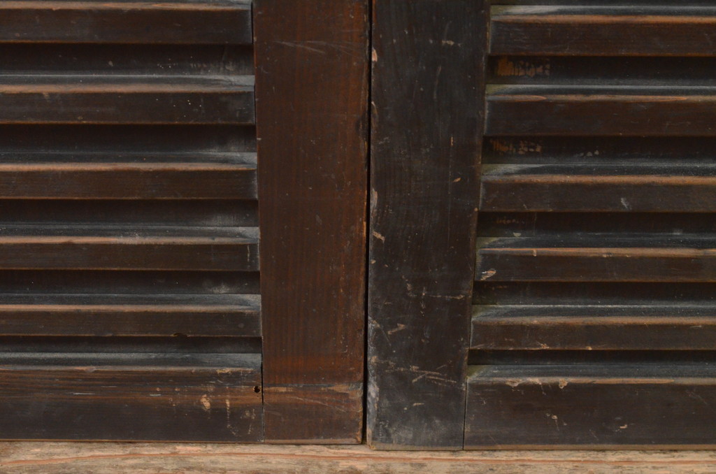 アンティーク建具　杉材　和モダンな空間作りにおすすめな横桟の板戸窓2枚セット(引き戸)(R-067783)