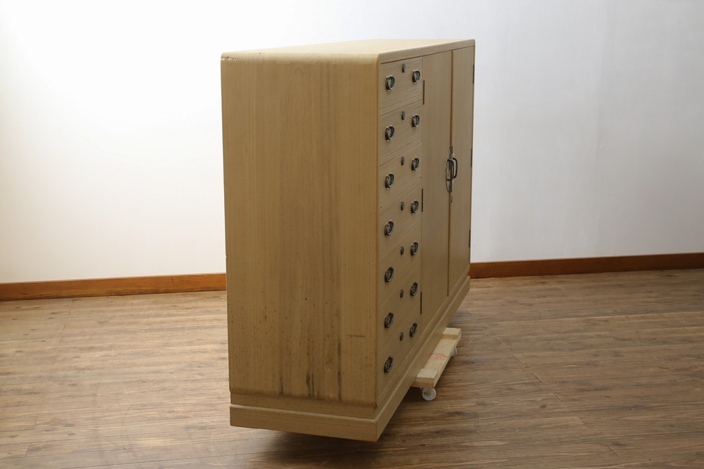中古　珍しいデザイン　引き出し7杯付き　光彦刻　彫刻入りの金具と凛とした佇まいが魅力的な加茂総桐箪笥(胴厚、四方丸、総桐たんす、和タンス、収納箪笥、衣装箪笥、着物箪笥)(定価推定150万円)(R-081441)