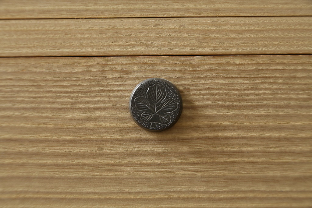 中古　珍しいデザイン　引き出し7杯付き　光彦刻　彫刻入りの金具と凛とした佇まいが魅力的な加茂総桐箪笥(胴厚、四方丸、総桐たんす、和タンス、収納箪笥、衣装箪笥、着物箪笥)(定価推定150万円)(R-081441)